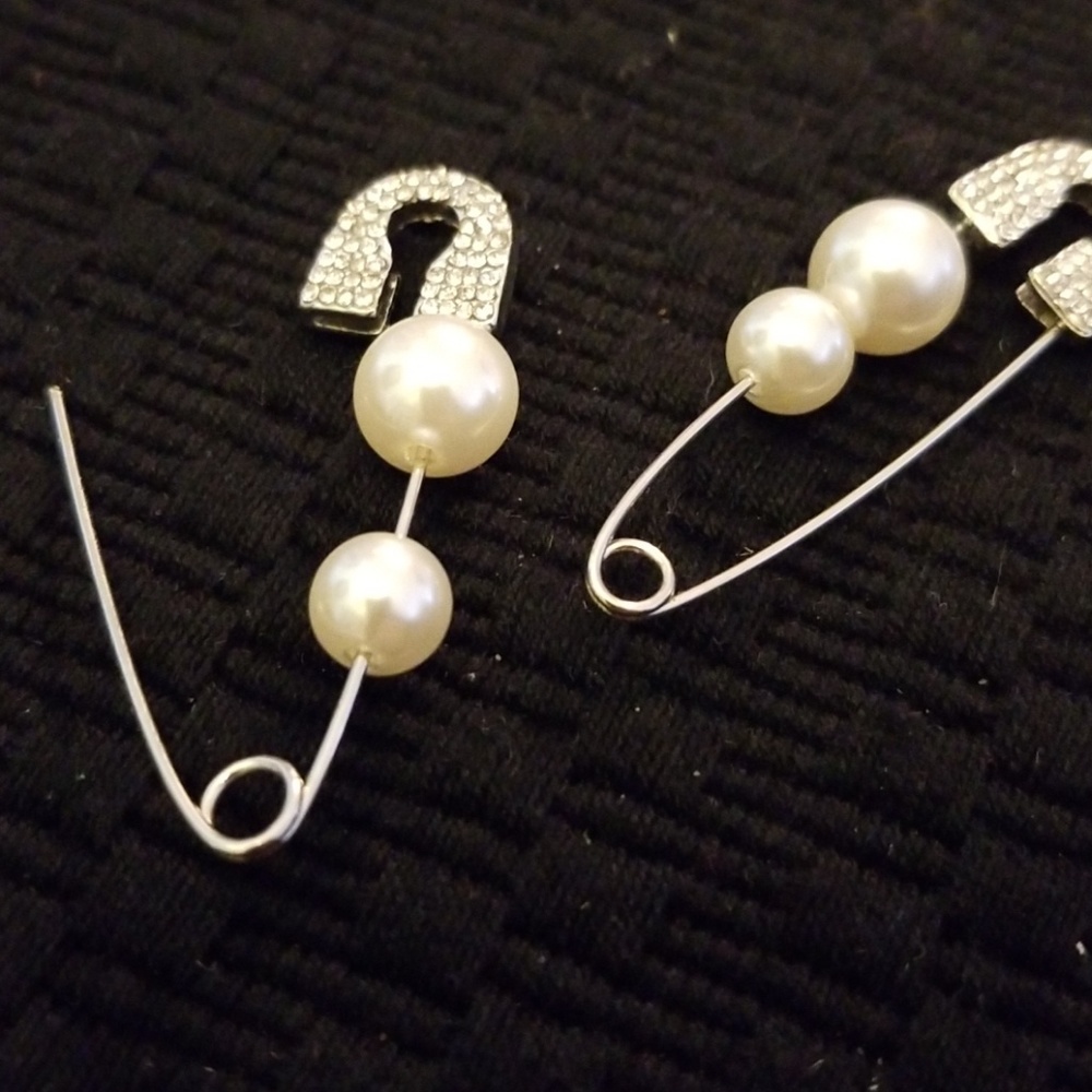Safety pin pearl earrings never worn new without tags - Picture 3 of 3